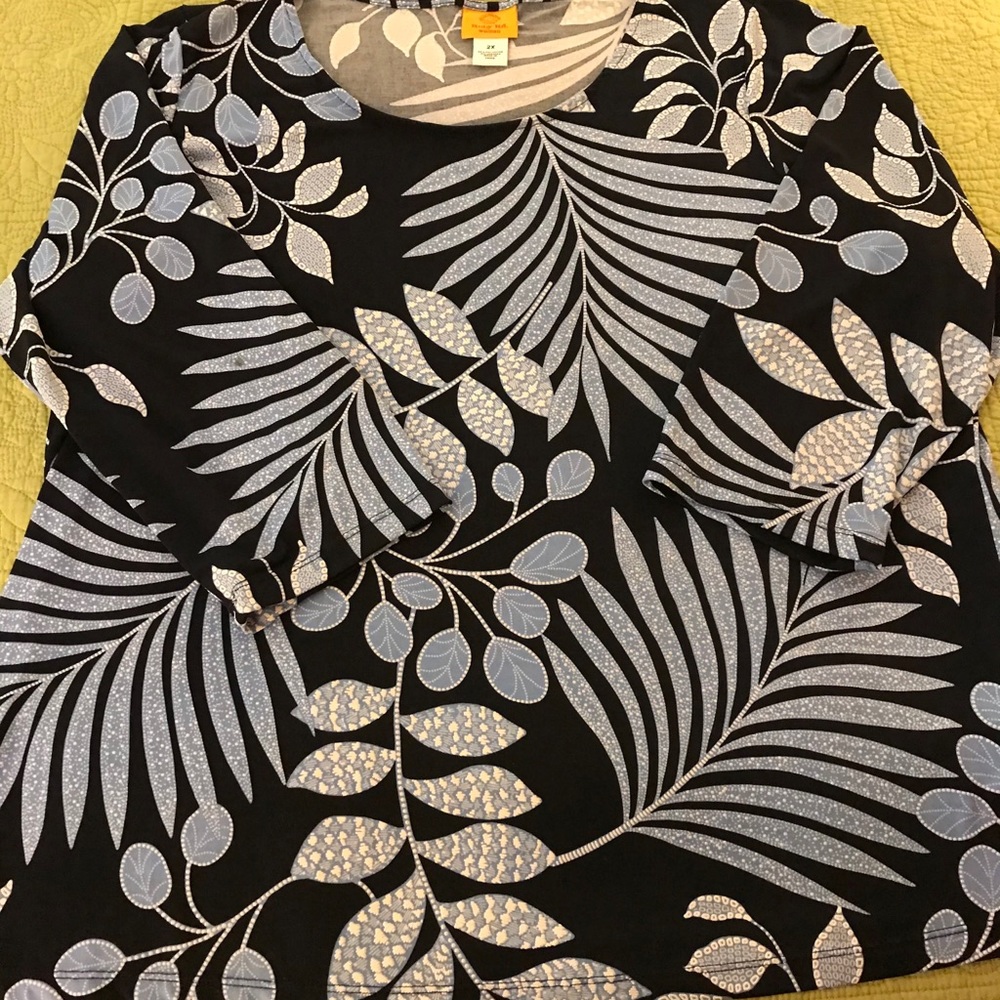 Ruby Rd size 2X tunic top w navy background.